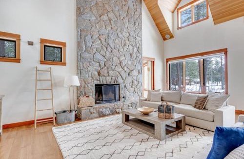 Black Butte Ranch House | Luxury home with amazing views fireplace pool & hot tub