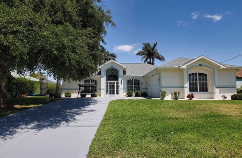 Fort Myers House | Luxury home with Dock|heated pool| kayak|Jacuzzi