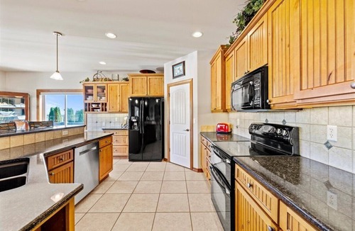 South Richland House | Luxury home with Pool, Mt. views, Hiking/biking trails out the door