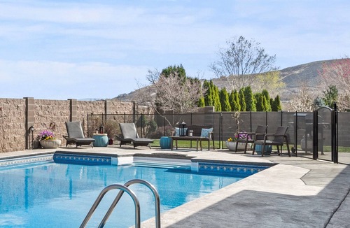 South Richland House | Luxury home with Pool, Mt. views, Hiking/biking trails out the door