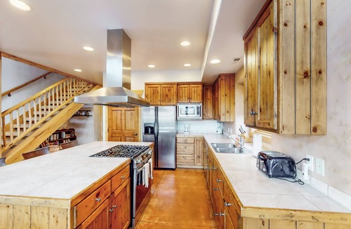 Coyote Run House | Luxury home with spectacular views and hot tub - walk to the golf course