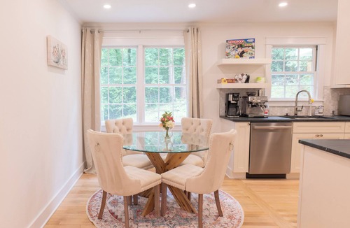Barracks Rugby House | Luxury house 3 mins from UVA - Close to JPJ Arena
