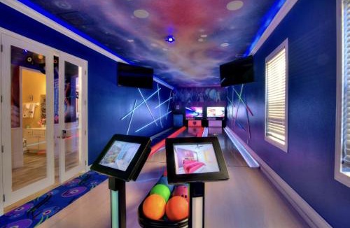 Loughman House | Luxury Infinity & Bowling Villa 14BD Theater Games Pool & Spa
