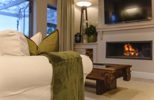 Stellenbosch Apartment | Luxury Jonker Retreat - Fireplace & Mountain Views