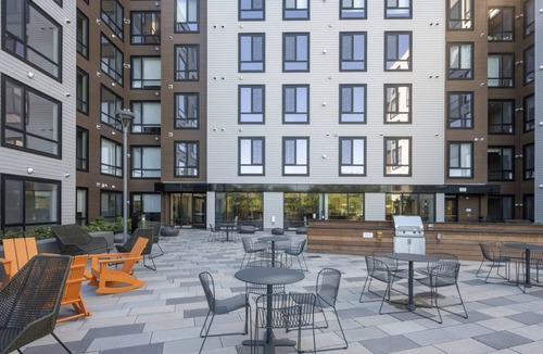 Boston Apartment | Luxury King Size Bed with rooftop, gym and pool