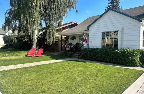 Yreka Apartment | Luxury King Studio Heated Floors Soaking Tub Seasonal Pool Access