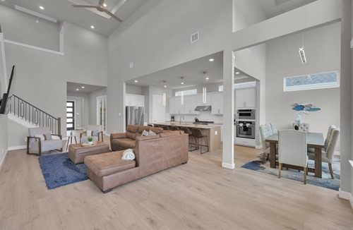 French Quarter House | Luxury Lake Conroe Stay: 5 Bedrooms, Private Dock, Balconies & Stunning Canal Views! Festival Nearby
