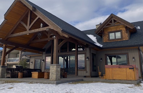 Koocanusa Ranch Cabin | Luxury Lake front house w/hot tub on Lake Koocanusa