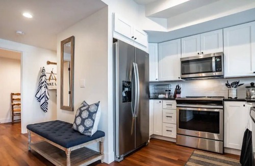 Lakewood Apartment | Luxury Lake Louise Retreat w/ Lakeside Kitchen and Spa
