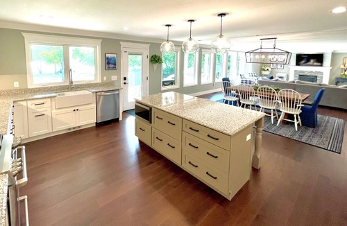 Gallatin House | Luxury Lakefront 30 min to Nashville Kayaks-Firepit-BBQ-PingPong-Foosball