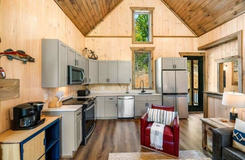 Sevierville Cabin | Luxury Lakefront Cabin/Hot tub/Lake Access