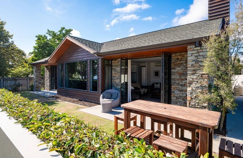 Wanaka House | Luxury Lakefront Home with Sensational Views