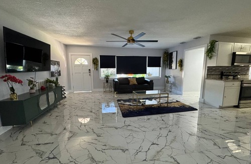 Pine Castle House | Luxury Lakefront Pool Near Orlando Airport & Disney
