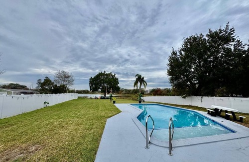 Pine Castle House | Luxury Lakefront Pool Near Orlando Airport & Disney