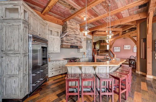 Montrose House | Luxury Lakefront Timber Frame Lodge: Hot Tub~ Kayaks~ Gym~ Fishing~ Sleeps 14+