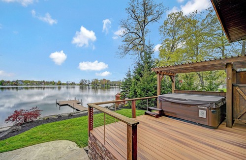 Montrose House | Luxury Lakefront Timber Frame Lodge: Hot Tub~ Kayaks~ Gym~ Fishing~ Sleeps 14+
