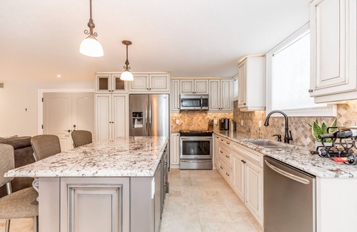 Oro-Medonte House | Luxury Lakeside Executive Suite