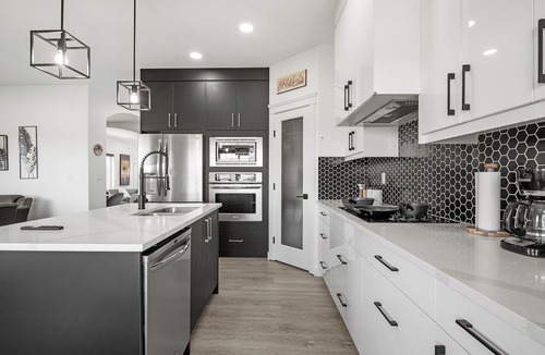 Kincora House | Luxury Lakeview Home w/King Beds & Jacuzzi @ 18-min to Airport, 80-min to Banff