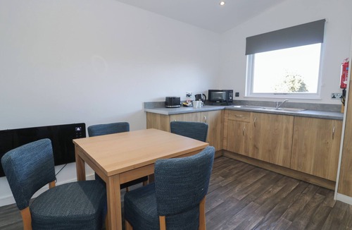 Meliden Cottage | LUXURY LODGE 53, pet friendly, with pool in Dyserth
