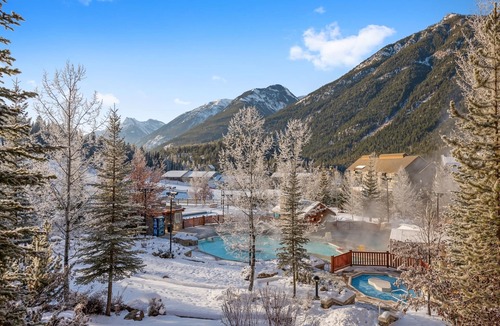 Panorama Cabin | Luxury Log Chalet | Pool + Private HotTub | Ski In/Out | Overlooking Greywolf GC