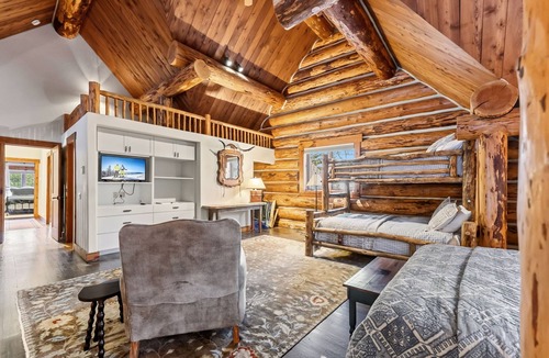 Keystone Cabin | Luxury Log Retreat - Rustic Charm Meets Modern Comfort