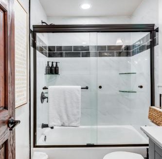 Parkdale Villa | Luxury Midterm Rental for Families, Medical and Corporate Professionals Cincy
