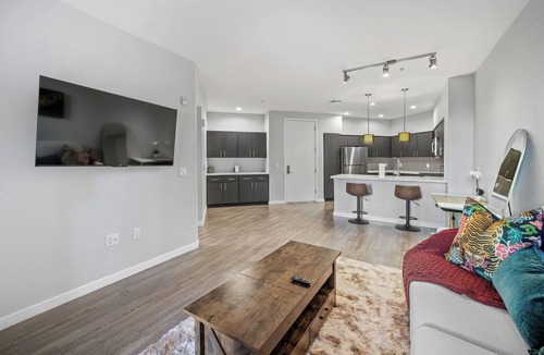Menlo Park Condo | Luxury/Modern 1B1B Condo in Menlo Park with Free Parking, 24-hour Gym, Pool