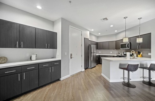 Menlo Park Condo | Luxury/Modern 1B1B Condo in Menlo Park with Free Parking, 24-hour Gym, Pool