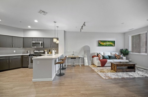 Menlo Park Condo | Luxury/Modern 1B1B Condo in Menlo Park with Free Parking, 24-hour Gym, Pool