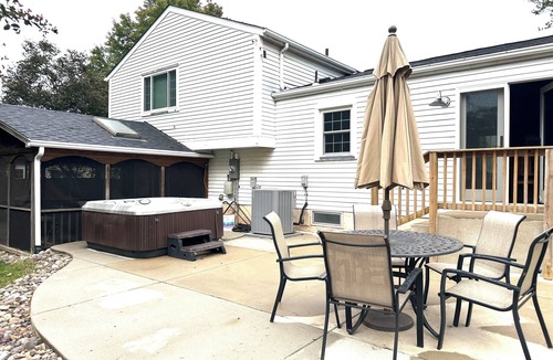 Herndon House | Luxury Modern Herndon Retreat w/Hot Tub – Minutes from Dulles & Reston.