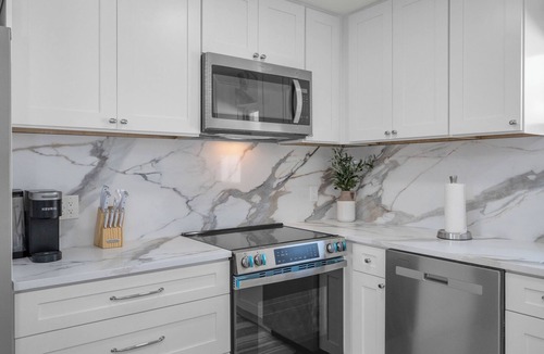 Harbor Hills House | Luxury Modern Home - 8 minutes from the Beach