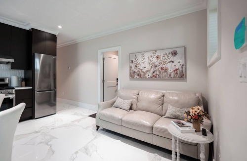 Burnaby Apartment | Luxury Modern Suite 2Bed 2 Bath Private Gym Chic Design