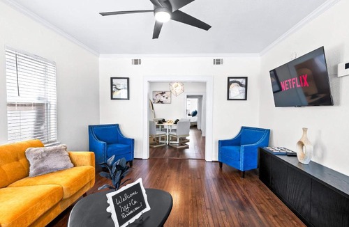 Montrose House | Luxury Montrose Condo with Pool Table Free Wine & Balcony