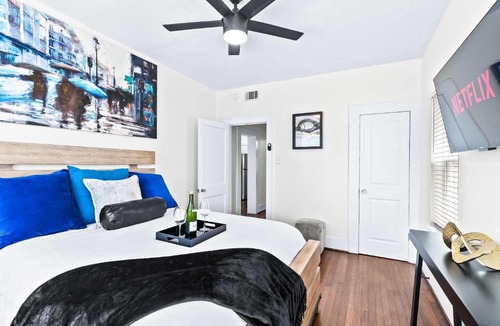 Montrose House | Luxury Montrose Condo with Pool Table Free Wine & Balcony