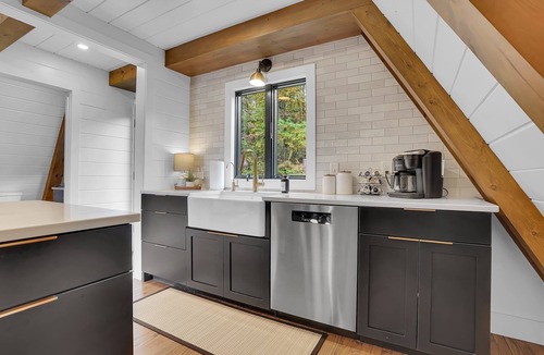 Birdsboro Ski Chalet | Luxury Mountain Chalet with Fireplace & Hot Tub
