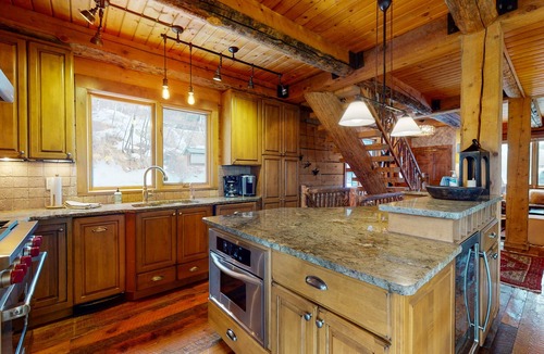 Vail House | Luxury mountain home with private hot tub, high-speed WiFi, & fireplace