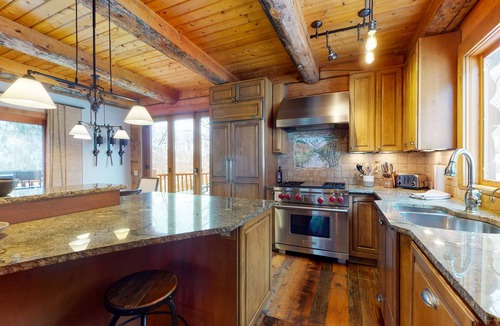 Vail House | Luxury mountain home with private hot tub, high-speed WiFi, & fireplace