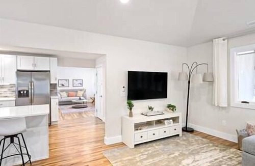Alexander House | Luxury mountain oasis, hot tub & 15 mins to DT AVL, bring furry friends!