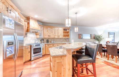 Government Camp Condo | Luxury mountain condo w/shared pool & hot tub, patio, & easy ski access