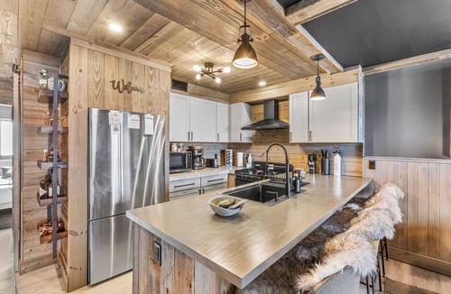 Vernon Condo | Luxury Mountain Retreat.Minutes from ski slopes,Water Park,Resort & scenic hikes