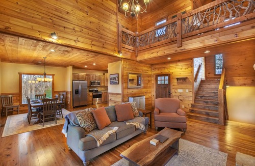 Blue Ridge Cabin | Luxury Mountain View Cabin – 4 Suites, Hot Tub, Shuffleboard