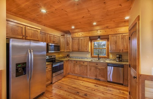 Blue Ridge Cabin | Luxury Mountain View Cabin – 4 Suites, Hot Tub, Shuffleboard