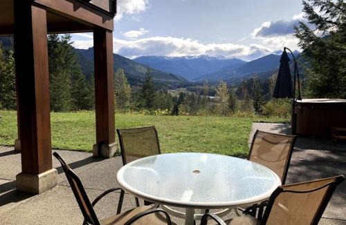 Glacier House | Luxury Mt. Baker Hideaway | Hot Tub & Stunning Views