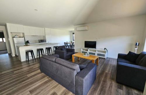 George Town Apartment | Luxury New furnished George Town home near MTB trails aircon WIFI