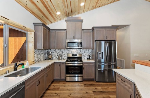 Fox Farm Cabin | Luxury NEWLY Built Single Story Log Cabin! 4 BR 3 Bath! Highly Desired Fox Farm Location! GAME TABLE! Short Drive to Resorts, Lake, and Big Bear Village!