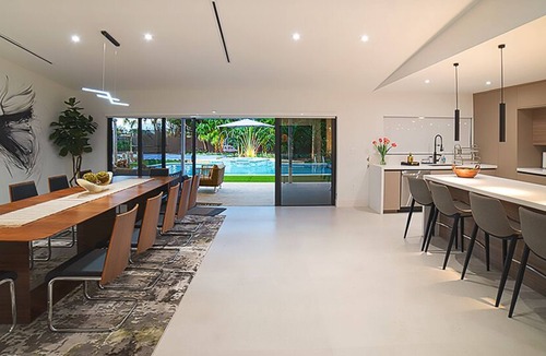 Richmond West House | Luxury Oasis Pool, Pickleball & BBQ/10 min Zoo