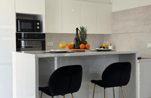 Vranjic Apartment | Luxury Oasis With Private Pool & Parking