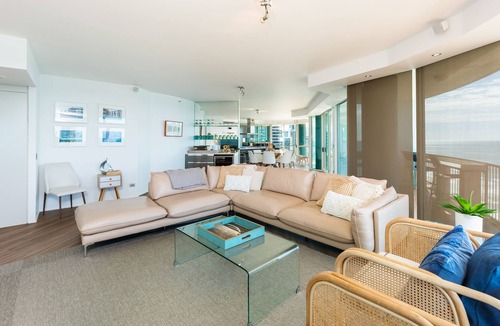 Main Beach Apartment | Luxury Oceanfront 3 Bedroom Platinum Sub-Penthouse