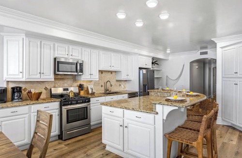 South Oceanside Condo | Luxury Oceanfront Condo with a Spa P809-1