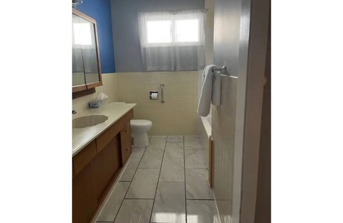 Whyte ave House | LUXURY Off Whyte 2 Bdrm Elegance & Convenience